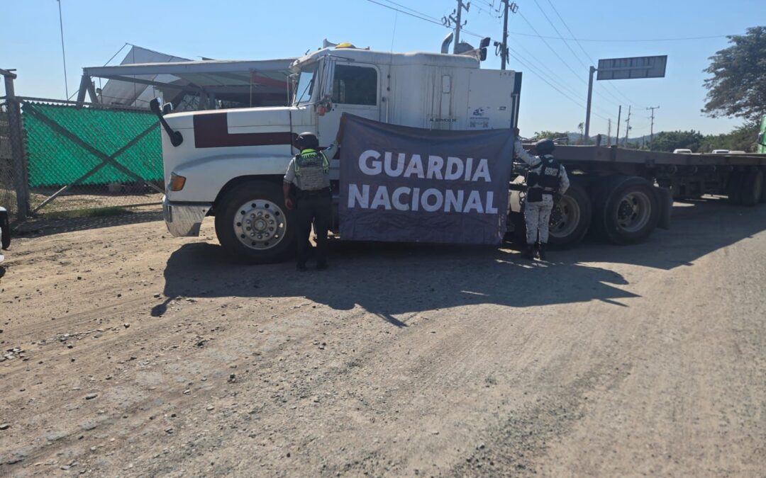 CORPORACIONES DE SEGURIDAD EN COLIMA RECUPERAN EN MANZANILLO TRACTOCAMIÓN CON REPORTE DE ROBO