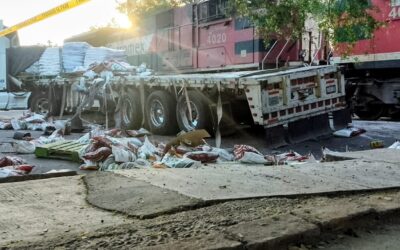 TRÁILER INTENTA GANARLE AL TREN Y ES EMBESTIDO, NO REPORTAN PERSONAS LESIONADAS