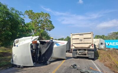 ACCIDENTE VEHICULAR OBSTRUYE CARRETERA LIBRE COLIMA-MANZANILLO