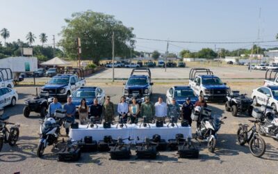 GOBERNADORA INDIRA VIZCAÍNO Y ROSI BAYARDO ENTREGAN VEHÍCULOS Y EQUIPO PARA FORTALECER LA SEGURIDAD EN MANZANILLO