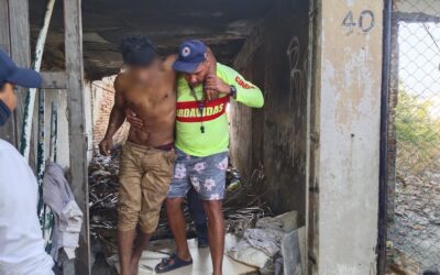 GUARDAVIDAS DE LA UEPC Y CUERPOS DE EMERGENCIA DE MANZANILLO BRINDAN AUXILIO A PERSONA EN SITUACIÓN VULNERABLE