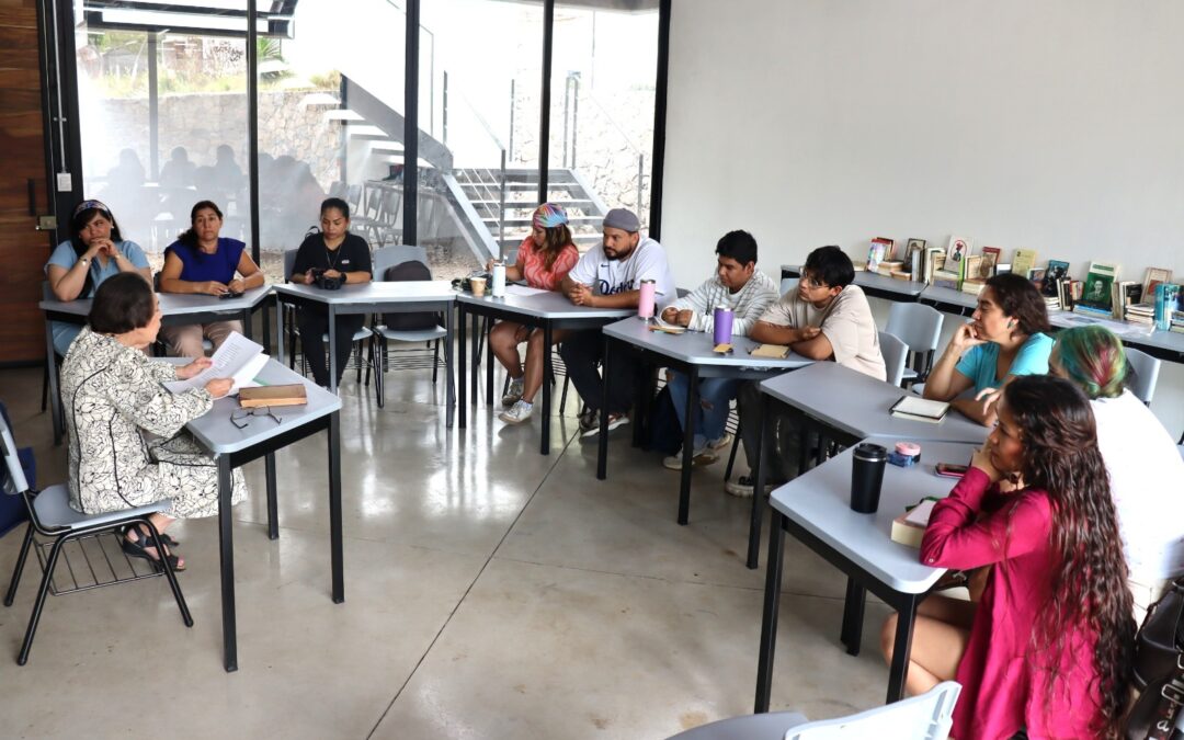 IMPARTE GUILLERMINA CUEVAS CLUB DE LECTURA EN LA UNIVERSIDAD INTERCULTURAL DE COLIMA