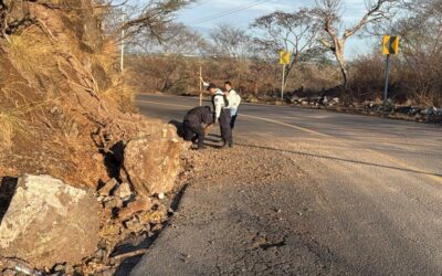 POLICÍA MUNICIPAL DE COLIMA RETIRA PIEDRA QUE REPRESENTABA RIESGO EN EL CAMINO A ESTAPILLA