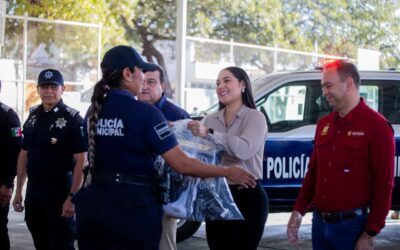 INDIRA VIZCAÍNO ENTREGÓ DOS PATRULLAS Y EQUIPAMIENTO A LA DIRECCIÓN DE SEGURIDAD PÚBLICA Y VIALIDAD DE TECOMÁN