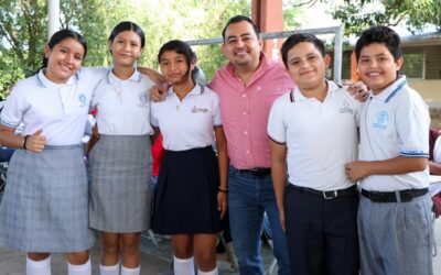 ENTREGA JULIO LEÓN TARJETAS DE LA BECA ‘RITA CETINA’ EN COQUIMATLÁN