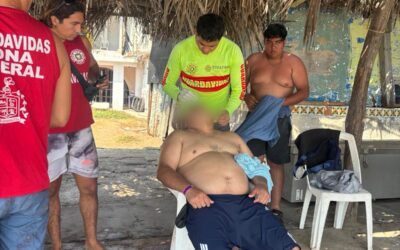 RESCATAN GUARDAVIDAS DE UEPC COLIMA A HOMBRE DEL ESTADO DE MÉXICO EN MIRAMAR