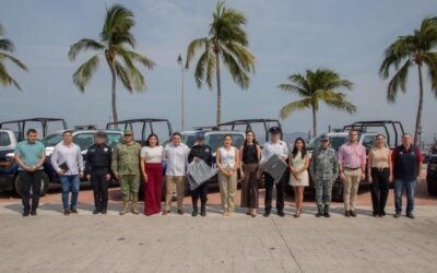 FORTALECE INDIRA VIZCAÍNO POLICÍAS MUNICIPALES, ENTREGA PATRULLAS Y EQUIPAMIENTO EN MANZANILLO Y MINATITLÁN