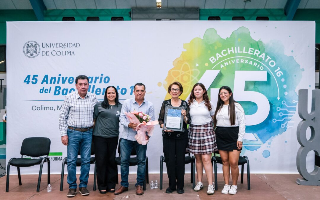 RINDE HOMENAJE BACHILLERATO 16 A RAMONA CARBAJAL, DIRECTORA FUNDADORA, A 45 AÑOS DE DISTANCIA
