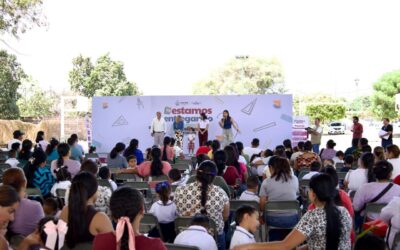 ESTUDIANTES DE COMALA RECIBEN TARJETAS DE MI COLIBECA PARA EMPEZAR QUE OTORGA EL GOBIERNO DE INDIRA VIZCAÍNO