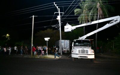 SUPERVISA AYUNTAMIENTO CAPITALINO LUMINARIAS DE LA SANTA ELENA Y ATIENDE A VECINOS