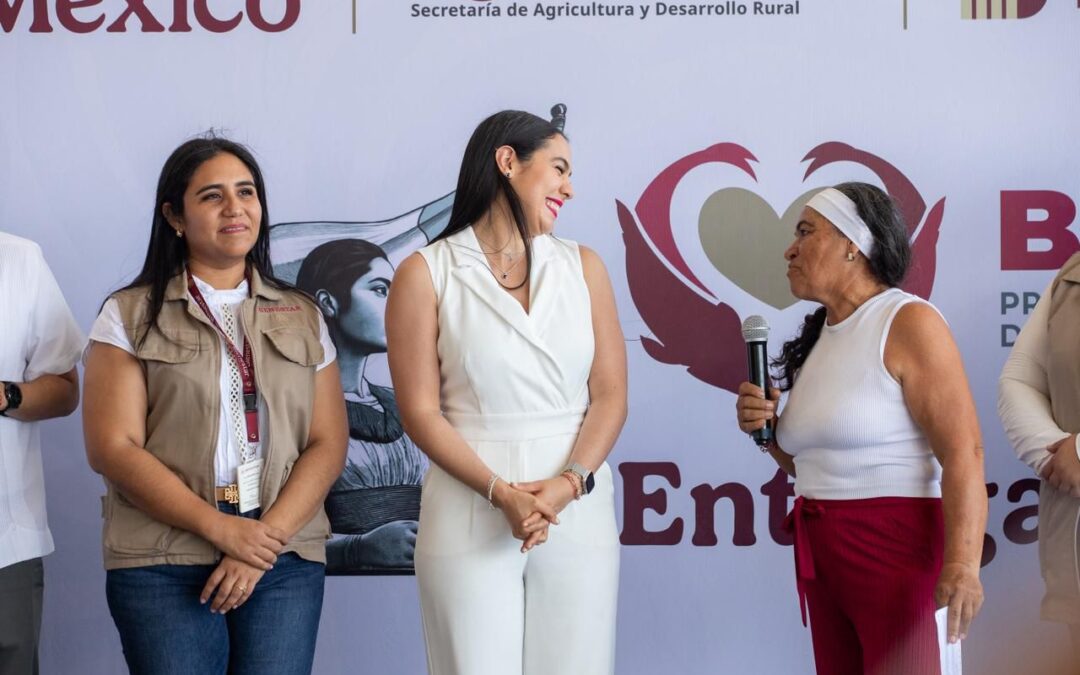 GOBERNADORA DE COLIMA ACOMPAÑÓ A LA ENTREGA DE TARJETAS DE BIENPESCA EN MANZANILLO