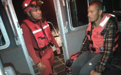 MARINA RESCATA A JOVEN ATRAPADO EN INMEDIACIONES DE LA PLAYA ‘EL VIEJO’, EN MANZANILLO