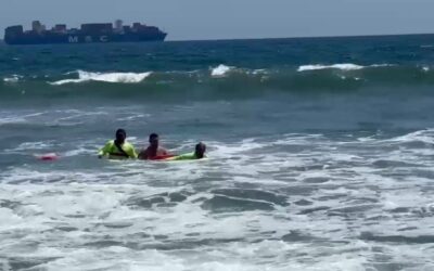 GUARDAVIDAS DE UEPC COLIMA Y PC MANZANILLO RESCATAN A DOS HOMBRES EN LA AUDIENCIA Y MIRAMAR