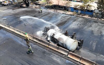 CUERPOS DE EMERGENCIA CONTROLAN INCENDIO DE PIPA EN COLONIA BAYARDO; SE MANTIENE CIERRE EN AMBOS SENTIDOS DE LA AUTOPISTA COLIMA-MANZANILLO