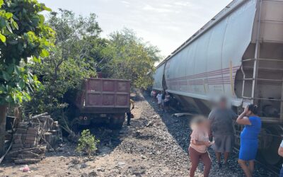 ACCIDENTE FERROVIARIO EN TECOMÁN, PERSONAL DE AUXILIO ATIENDE A CHOFER: UEPC