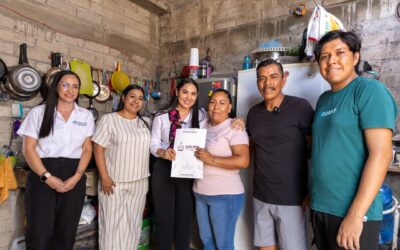 ENTREGA GOBERNADORA INDIRA ESCRITURAS DE CASAS INSUVI A 70 FAMILIAS COLIMENSES