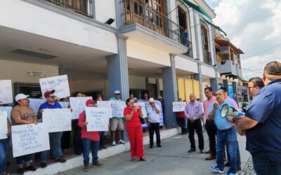 SE MANIFIESTAN TRABAJADORES CONTRA ALCALDE DE MINATITLÁN