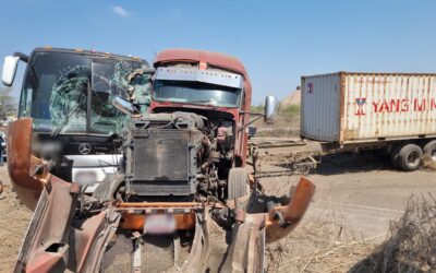 ATIENDEN ACCIDENTE EN AUTOPISTA A LA ALTURA DE TECOMÁN, NO REPORTAN LESIONADOS DE GRAVEDAD