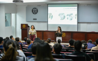 CREADORAS DE LA EMPRESA MARÍA AMORES DICTAN CONFERENCIA A ESTUDIANTES DE MERCADOTECNIA Y CIENCIAS DE LA EDUCACIÓN