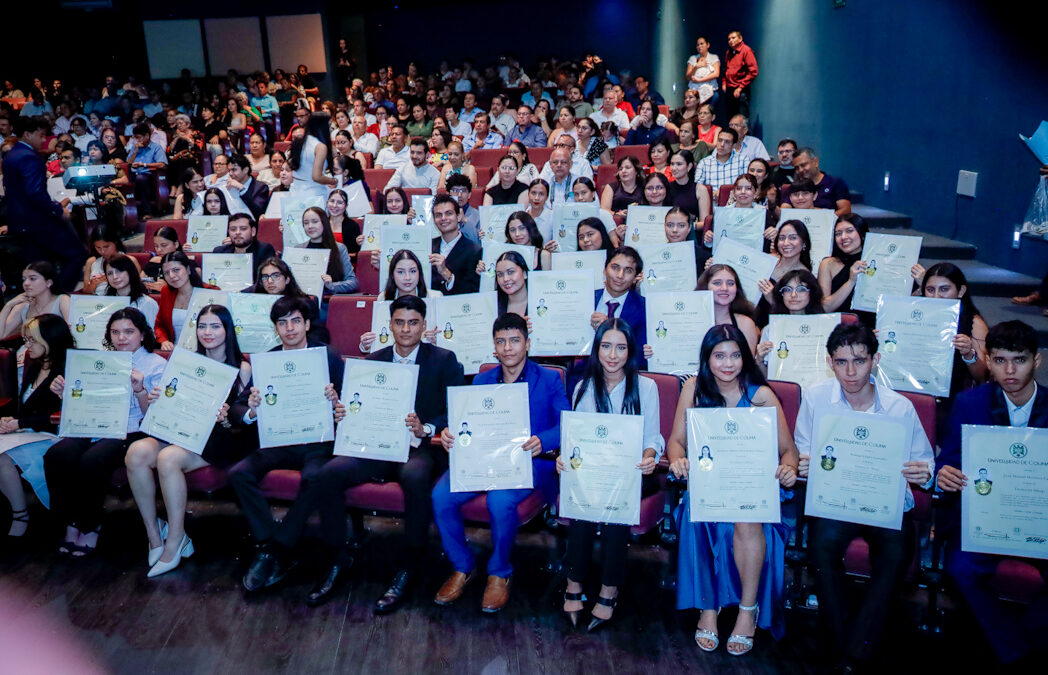 ENTREGA UDEC 200 GRADOS ACADÉMICOS Y TÍTULOS PROFESIONALES A 128 MUJERES Y 72 HOMBRES