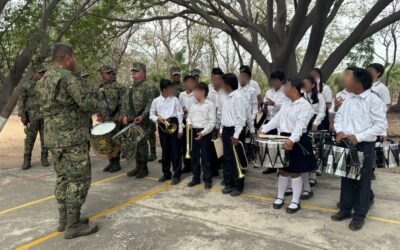 PERSONAL NAVAL PARTICIPA EN LA CREACIÓN DE LA BANDA DE GUERRA DE TELESECUNDARIA EN MANZANILLO, COLIMA
