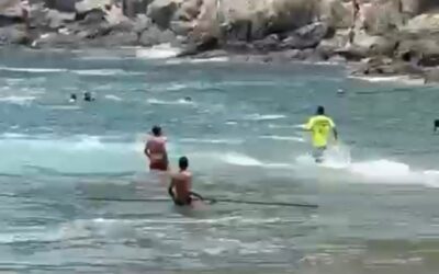 RESCATA UEPC Y PC MANZANILLO DEL MAR A DOS PERSONAS DE JALISCO