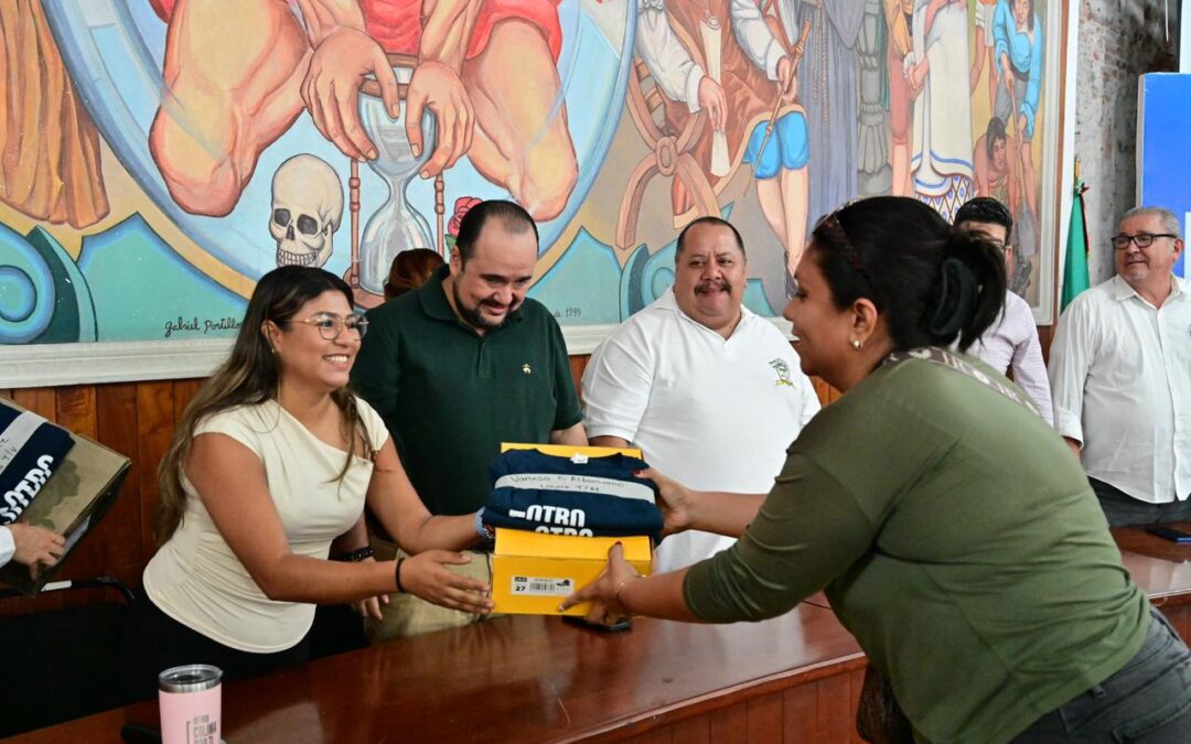 ENTREGAN UNIFORMES Y EQUIPO A PERSONAL SINDICALIZADO DEL MUNICIPIO CAPITALINO