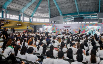 EN MANZANILLO, INDIRA VIZCAÍNO EXPLICA ‘MI COLIBECA PARA EL FUTURO’ A MILES DE ESTUDIANTES