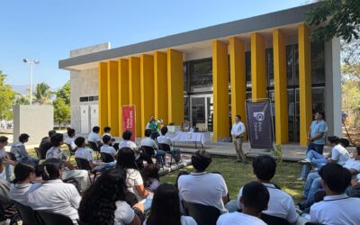 ESTUDIANTES DEL BACHILLERATO 11 CONOCEN LA IMPORTANCIA DE LAS ABEJAS POLINIZADORAS
