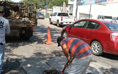 DESAZOLVAN ALCANTARILLAS DE AVENIDA VENUSTIANO CARRANZA, EN LA CAPITAL
