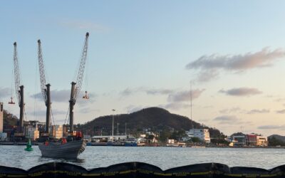 LA SECRETARÍA DE MARINA CONTIENE DERRAME DE HIDROCARBUROS EN INMEDIACIONES DEL MUELLE TURÍSTICO, EN MANZANILLO, COLIMA