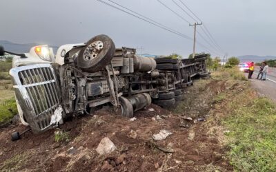 ATIENDEN VOLCADURA DE TRACTOCAMIÓN EN LA COLIMA-MANZANILLO, AUXILAN A CHÓFER