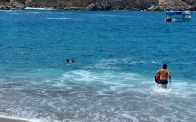 EN MANZANILLO, GUARDAVIDAS RESCATA DEL MAR A PADRE E HIJA, ORIGINARIOS DE AGUASCALIENTES