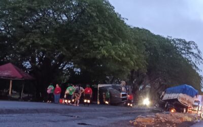 ACCIDENTE ENTRE DOS TRACTOCAMIONES CERCA DE LA GUARDIA NACIONAL EN TECOMÁN; OBSTRUYEN CIRCULACIÓN EN LA AUTOPISTA