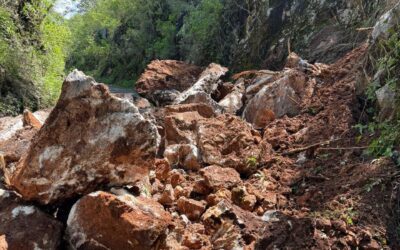 ALERTA UEPC POR DESLAVE Y OBSTRUCCIÓN DE CAMINO EN EL TERRERO, EN MINATITLÁN