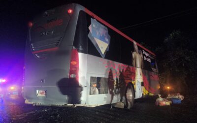 CUERPO DE EMERGENCIA ATIENDEN A LESIONADOS TRAS ACCIDENTE EN LA ARMERÍA-MANZANILLO