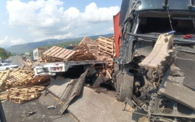 ATIENDEN UEPC COLIMA Y CRUM ACCIDENTE EN AUTOPISTA COLIMA-MANZANILLO; CIRCULACIÓN PERMANECE OBSTRUIDA