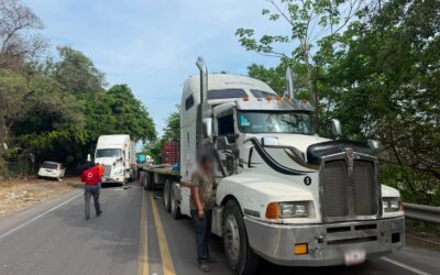 ACCIDENTE ENTRE TRACTOCAMIONES EN LIBRAMIENTRO EL COLOMO EN MANZANILLO