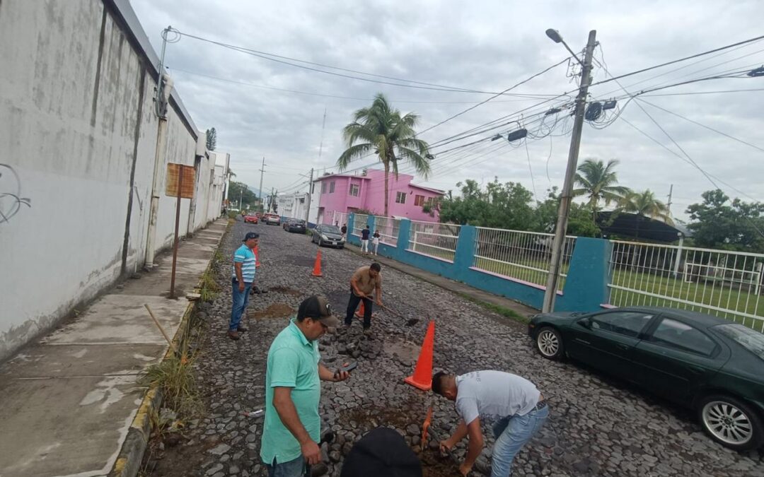 ATIENDE AYUNTAMIENTO EMPEDRADOS EN LA COLONIA LOS VOLCANES