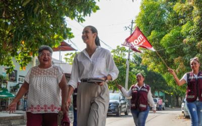 ROSI BAYARDO HACE RECORRIDO CASA POR CASA EN EL BARRIO II DE MANZANILLO EN DEFENSA DE LA TRANSFORMACIÓN
