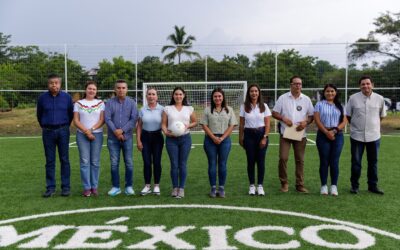 ACOMPAÑA KAREN JURADO A GOBERNADORA INDIRA VIZCAÍNO EN INAUGURACIÓN DE CANCHA DE FUT 5 EN TABACHINES 