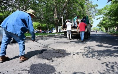CUADRILLAS DE BACHEO MEJORAN LAS CONDICIONES DE LA AVENIDA NIÑOS HÉROES EN ZONA ORIENTE DE COLIMA