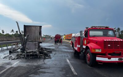 SOFOCAN INCENDIO DE TRACTOCAMIÓN EN AUTOPISTA COLIMA-MANZANILLO, NO HAY LESIONADOS