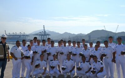 VISITAN EL PUERTO ALUMNOS DE LA ESCUELA DE MAQUINARIA NAVAL