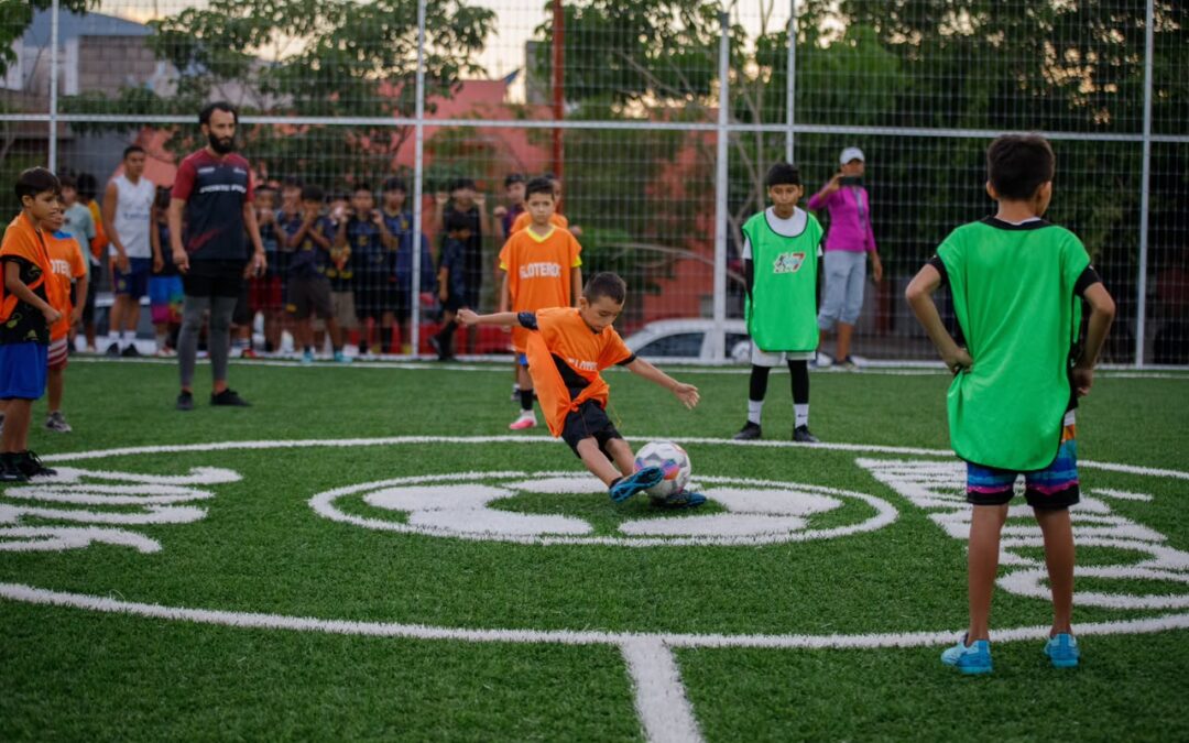 ENTREGA INDIRA VIZCAÍNO ENTREGA CANCHA DE FÚTBOL 5 EN COQUIMATLÁN