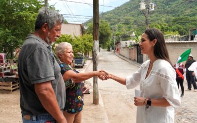 ROSI BAYARDO COMPARTE MENSAJE EN DEFENSA DE LA SOBERANÍA CON FAMILIAS DE EL COLOMO, MANZANILLO