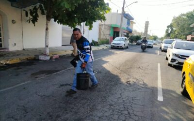 INTENSIFICA AYUNTAMIENTO DE COLIMA LABORES DE BACHEO EN AVENIDA TECOMÁN Y MADERO 