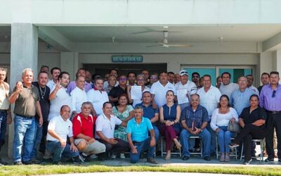 ROSI BAYARDO MANTIENE CERCANÍA CON LOS SECTORES DE LA POBLACIÓN; SE REÚNE CON TAXISTAS DE MANZANILLO