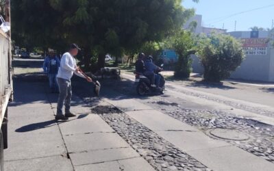 REALIZA AYUNTAMIENTO DE COLIMA JORNADA DE BACHEO Y REPARACIÓN DE EMPEDRADO EN LA COLONIA SAN PABLO