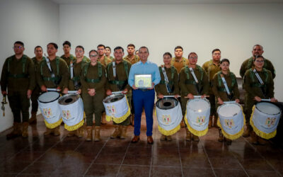 BANDA DE GUERRA DE LA UDEC ENTREGA AL RECTOR RECONOCIMIENTO OBTENIDO EN JALISCO